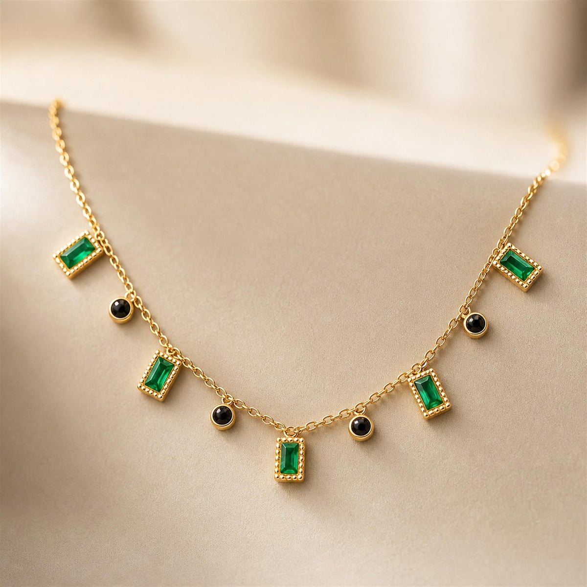 Emerald Cascade Necklace - Zevaraat
