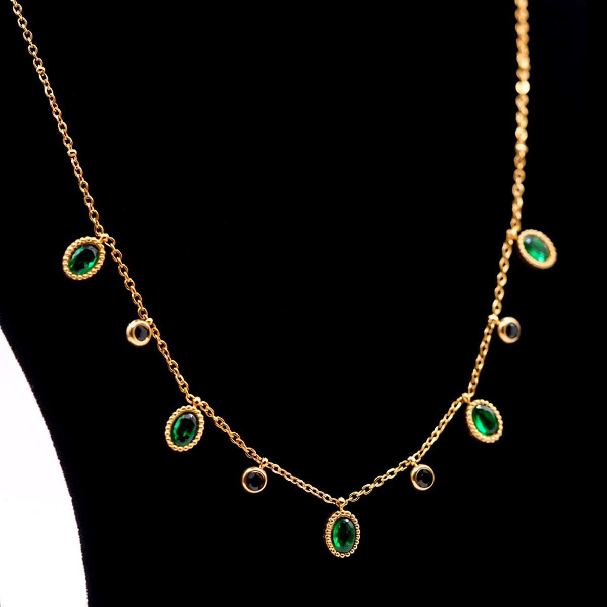 Emerald Oval Charm Necklace - Zevaraat