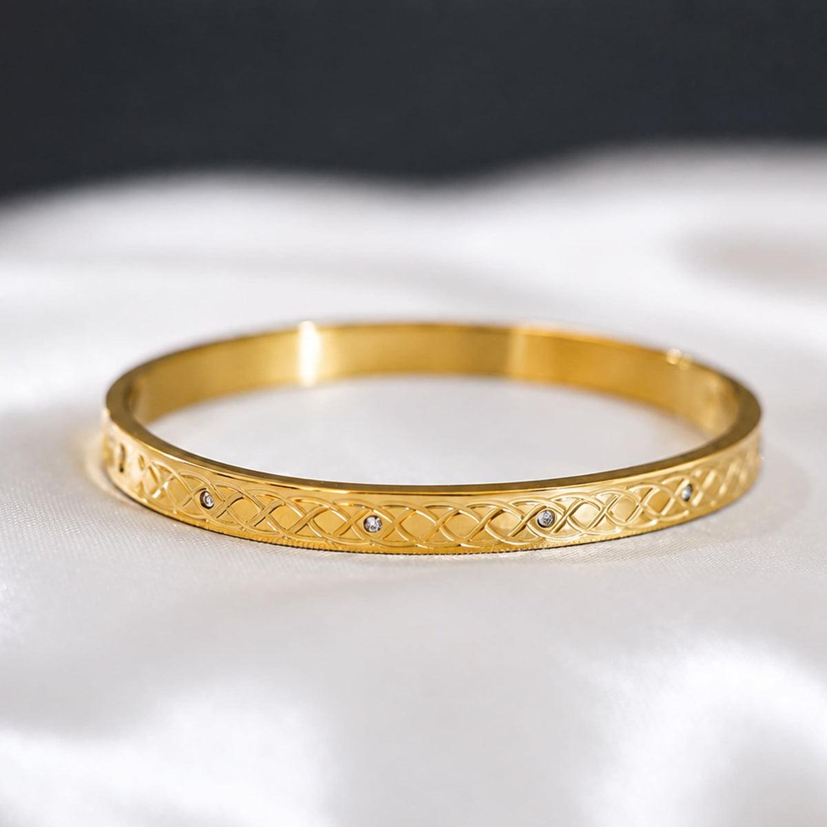 Minimalist Braided Golden Bangle - Zevaraat